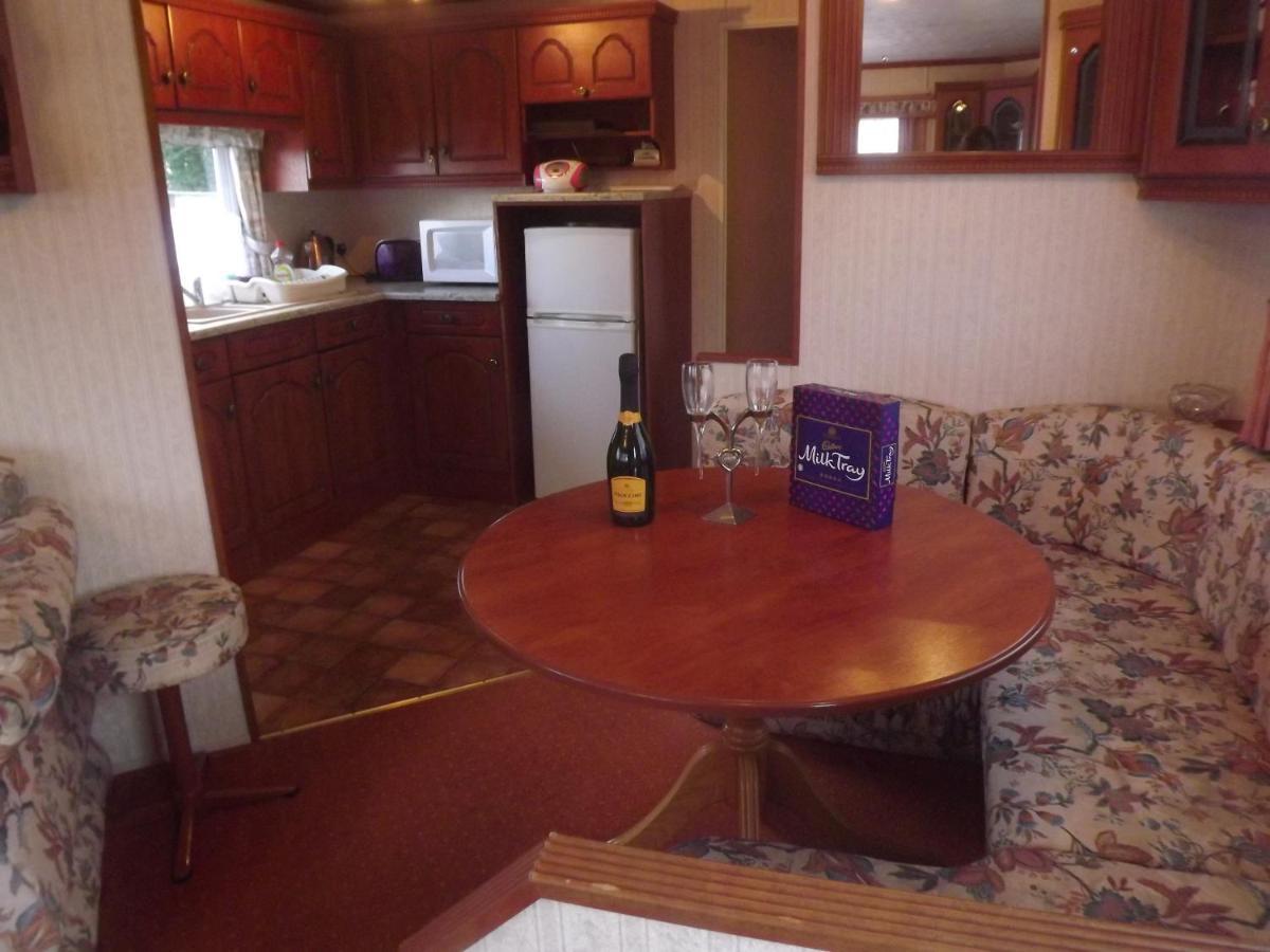 Marsh Water Ponds Fishery Villa Kidwelly ภายนอก รูปภาพ