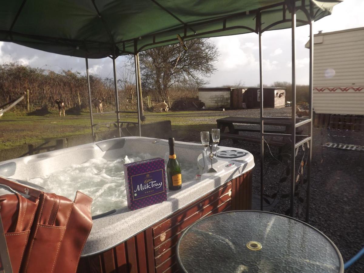 Marsh Water Ponds Fishery Villa Kidwelly ภายนอก รูปภาพ