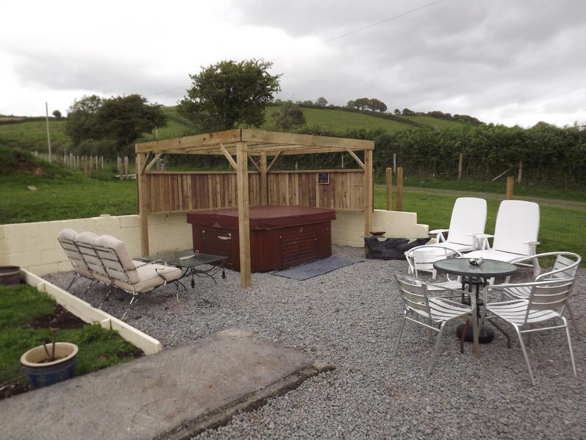 Marsh Water Ponds Fishery Villa Kidwelly ภายนอก รูปภาพ