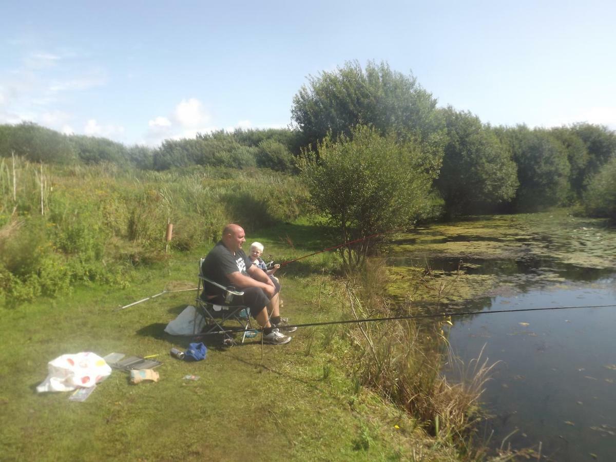 Marsh Water Ponds Fishery Villa Kidwelly ภายนอก รูปภาพ