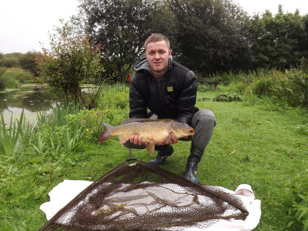Marsh Water Ponds Fishery Villa Kidwelly ภายนอก รูปภาพ