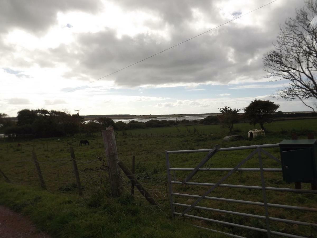 Marsh Water Ponds Fishery Villa Kidwelly ภายนอก รูปภาพ