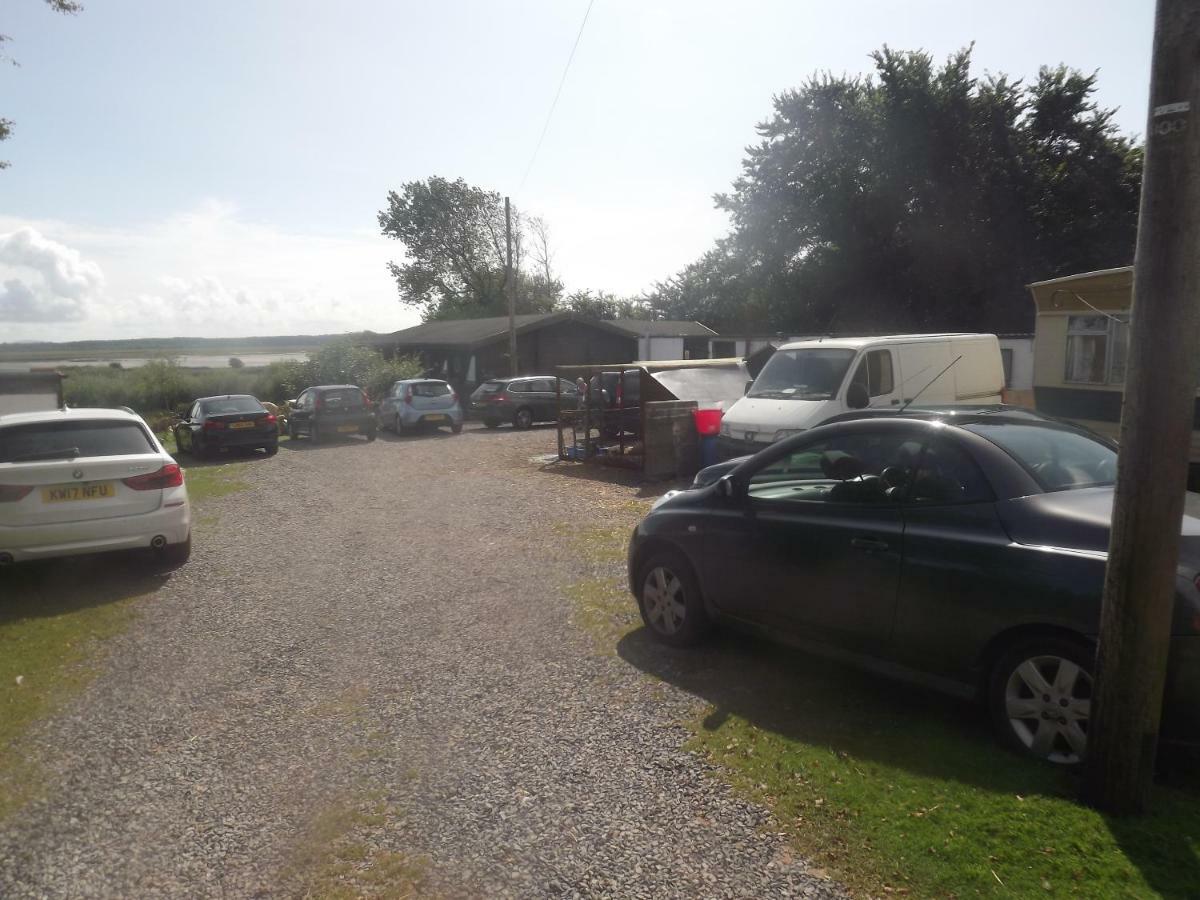 Marsh Water Ponds Fishery Villa Kidwelly ภายนอก รูปภาพ