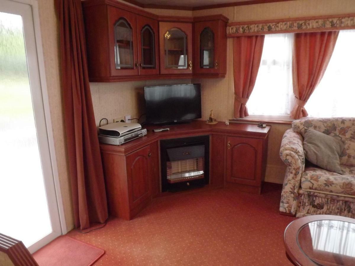 Marsh Water Ponds Fishery Villa Kidwelly ภายนอก รูปภาพ